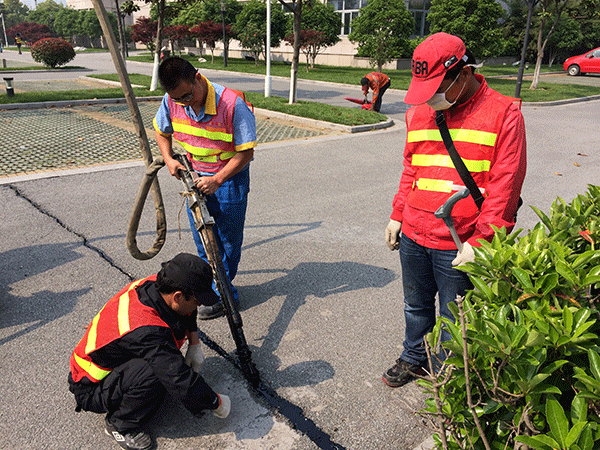 Pavement Crack Pouring Glue Melt Processing Applications