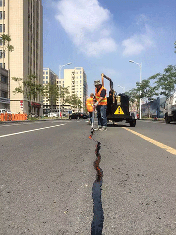 To Choose Appropriate Crack Sealing Machine