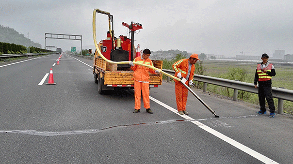 Construction Technology of Crack Sealing