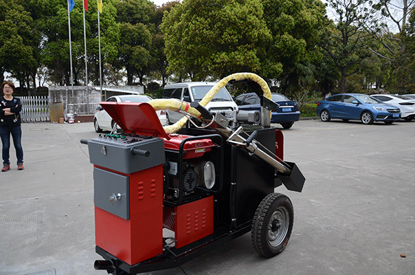 Application of Sealant Pouring in Road Maintenance
