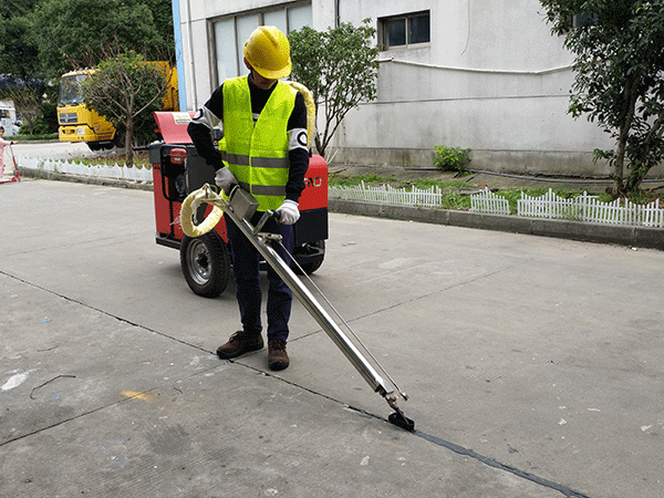 Crack Sealing Machine with Efficient Work