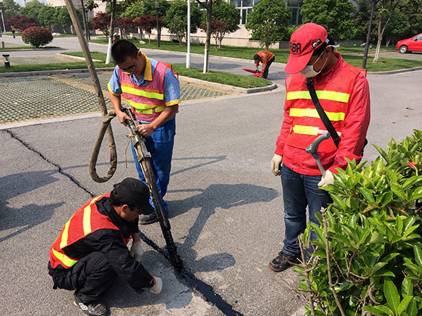 Selecting Sealant Material Use For Crack Sealing Machine