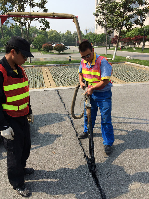 Cutting is a necessary process before Crack Sealing Machine Working