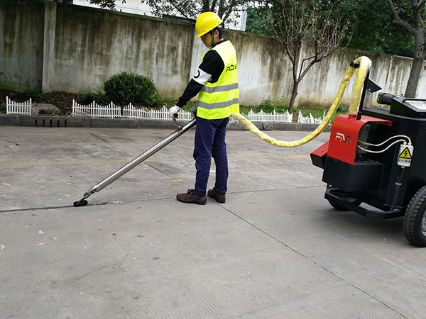 Four Types of Cracks in Asphalt Pavement