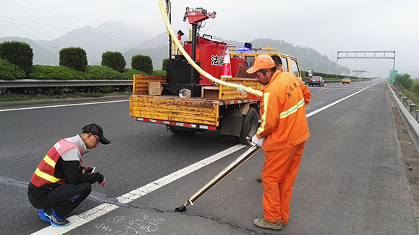 The Differences Between Asphalt and Concrete