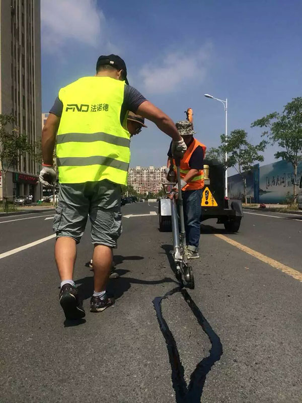 Why Use Crack Sealing Machine to Road Maintenance